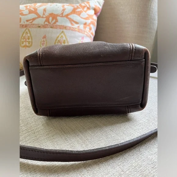 VINTAGE Coach Brown Leather Soho Small Satchel from 90s. - Picture 13 of 15